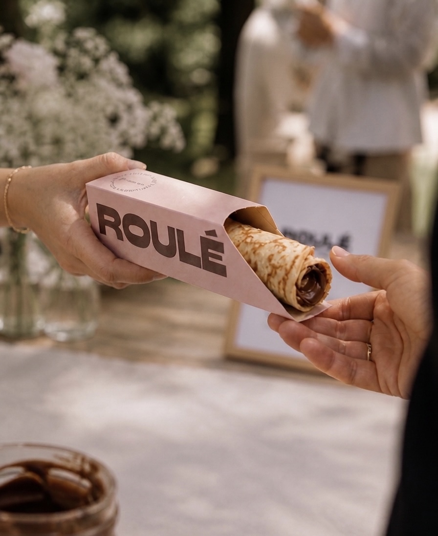 Crêpe servie dans son étui rose ROULÉ